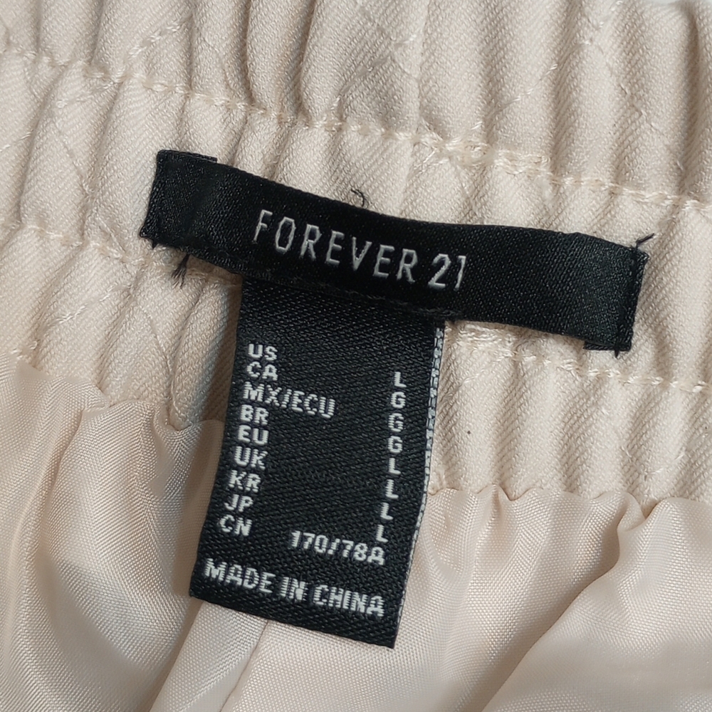 Forever 21 Women's Quilted Shorts NWT - Picture 6 of 6